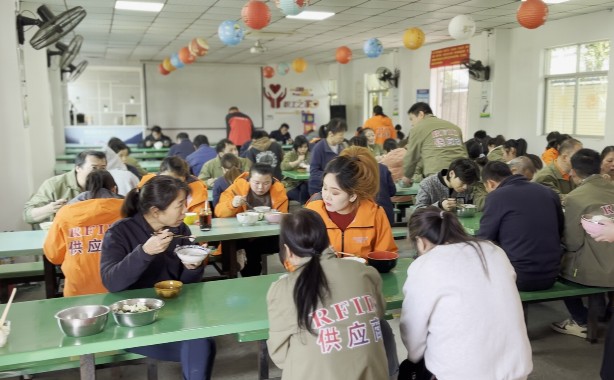 冬至大如年 人间小团圆｜卡立方集团NFC智能卡工厂暖心饺子宴，情暖岁末时光