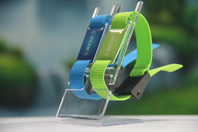 松紧腕带制品排气难和缩边开裂的原因