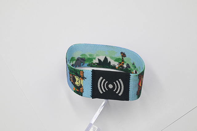 会员卡的印刷主要分为胶印和丝印，每种印刷方式不同