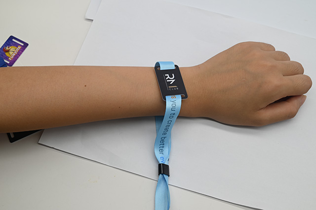 制作人像识别卡的基卡可以是一般PVC卡，也可以是磁卡