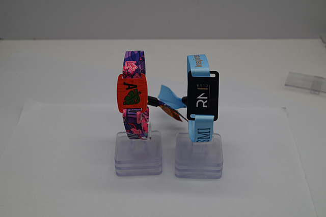 会员卡的种类是有很多种的，可以根据它们的材质、形状、用途以及芯片类型来进行分类