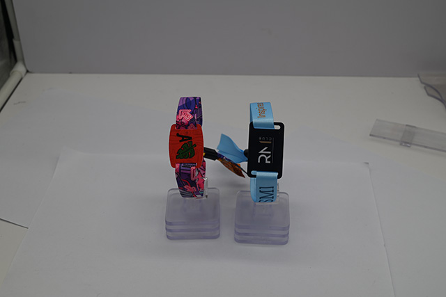 小区门禁卡怎样定制并且授权开门呢？